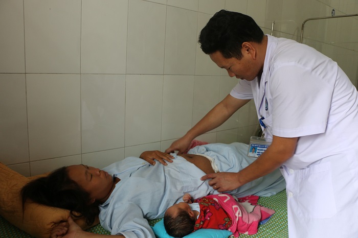 BS Long kiểm tra vết mổ đẻ cho sản phụ Hà