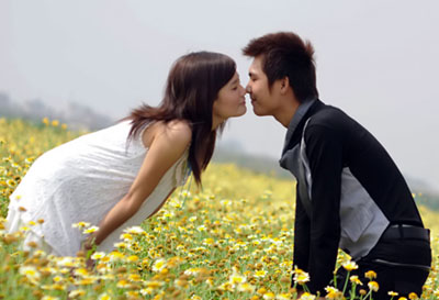 Ý nghĩa nụ hôn: Nụ hôn không chỉ là một hành động đơn giản mà nó còn chứa đựng ý nghĩa sâu xa, tình cảm đong đầy. Hãy tưởng tượng một nụ hôn dịu êm trao cho người mình yêu thương, nó sẽ lan tỏa tình yêu và đem lại hạnh phúc cho đôi bạn. Hãy thưởng thức bức hình để cảm nhận thêm về ý nghĩa của nụ hôn.