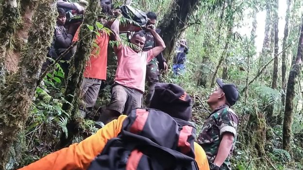 Duy nhất cậu bé 12 tuổi sống sót trong vụ tai nạn máy bay ở Oksibil, Indonesia