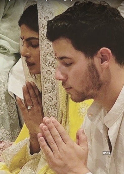 Hoa hậu Thế giới Priyanka Chopra và Nick Jonas thực hiện nghi thức đính hôn theo truyền thống Ấn Độ