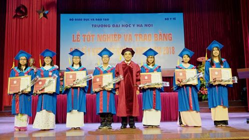 Phó Hiệu trưởng Đại Học Y Hà Nội Nguyễn Hữu Tú trao bằng tốt nghiệp cho các sinh viên y khoa xuất sắc