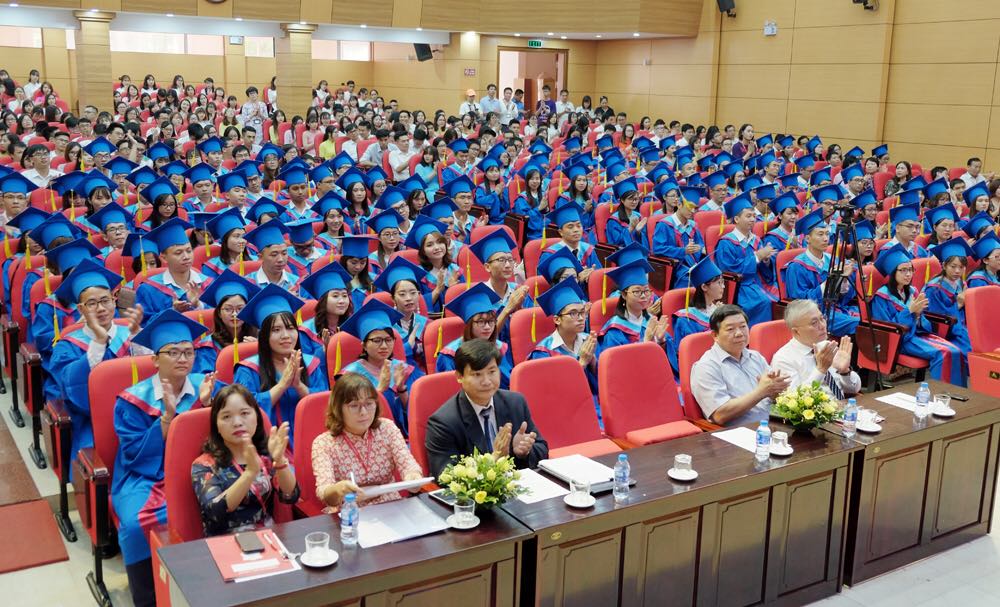Buổi lễ trao tặng bằng tốt nghiệp cho 1,203 sinh viên Đại Học Y Hà Nội