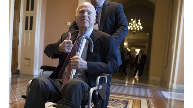 Thượng nghị sĩ John McCain trong quá trình đấu tranh chống lại căn bệnh ung thư não