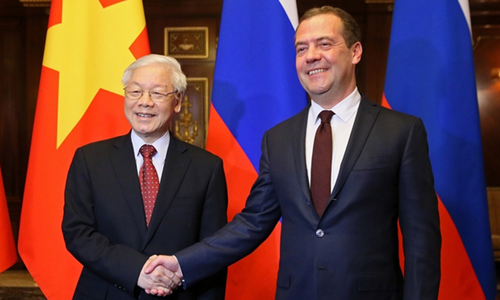 Tổng Bí thư Nguyễn Phú Trọng bắt tay Thủ tướng Nga Dmitry Medvedev trong cuộc gặp chiều 5/9 ở Moskva