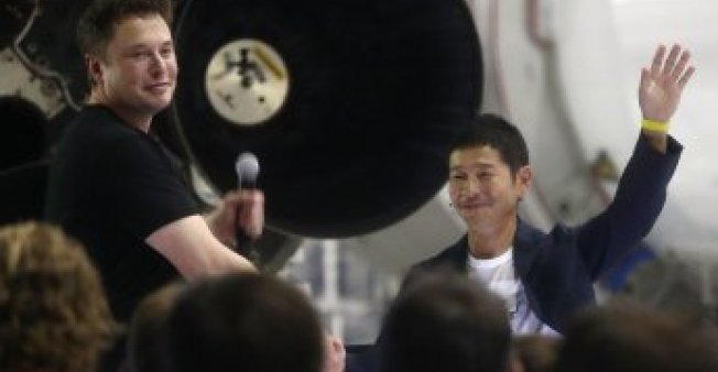 Elon Musk (CEO của hãng SpaceX) và tỷ phú Nhật Yusaku Maezawa tại Los Angeles vào ngày 17/9/2018