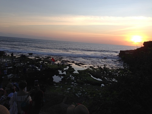 Hoàng hôn, khoảnh khắc thiêng liêng ở đền Tanah Lot