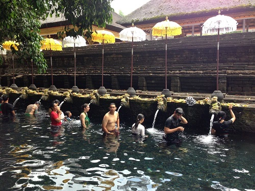 Tắm để cầu may ở Đền Suối thiêng Tirta Empul Tampaksiring, Bali