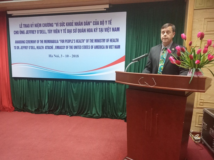 Bác sĩ Jeffrey O’Dell phát biểu tại lễ trao KNC Vì Sức khỏe Nhân dân