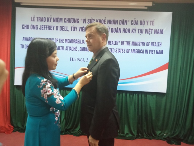 Bộ trưởng Y tế Nguyễn Thị Kim Tiến trao KNC Vì Sức khỏe nhân dân cho BS. Jeffrey O'Dell