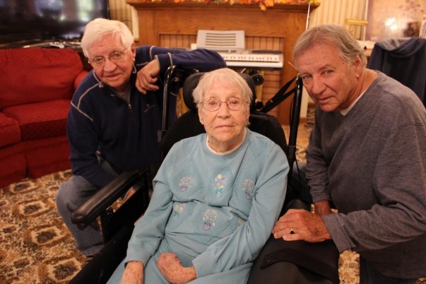 Cụ bà Ruby Duncan 104 tuổi bên hai con trai