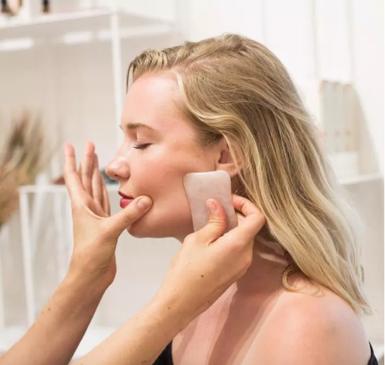 Guasha đang tạo nên một cơn sốt trong làm đẹp da mặt