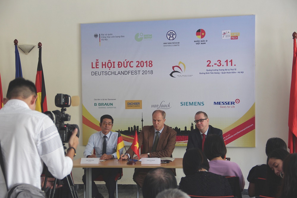 Đại sứ Đức Christian Berger (ở giữa) tại họp báo ngày 30.10 về Lễ hội Đức (sẽ diễn ra ngày 2-3.11 ở quảng trường Tượng đài Lý Thái Tổ, phố đi bộ Hà Nội