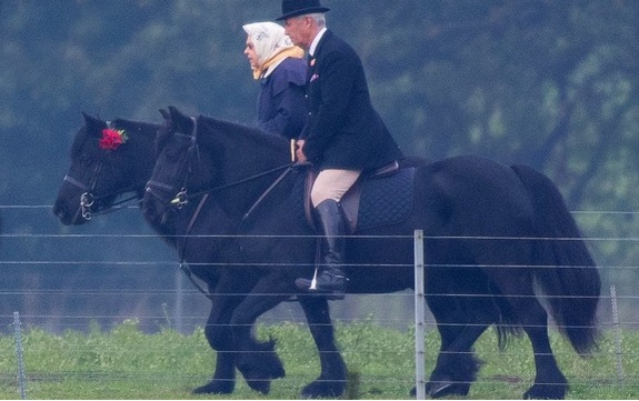 Nữ hoàng Anh (92 tuổi) và phu quân (97 tuổi) cưỡi ngựa bên ngoài Lâu đài Windsor