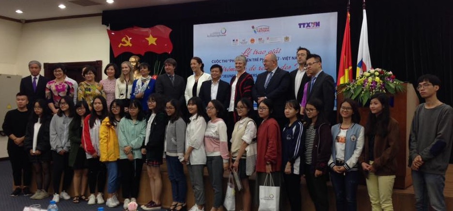 Các bạn thí sinh đoạt giải «Phóng viên trẻ Pháp ngữ-Việt Nam 2018» chụp ảnh lưu niệm cùng các phái đoàn ngoại giao