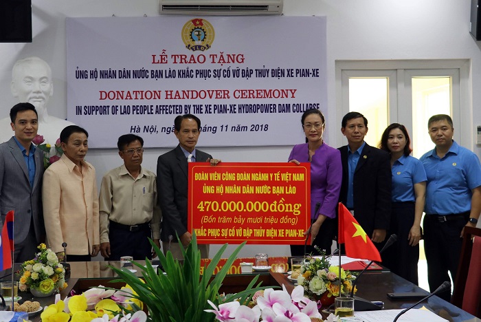 Công đoàn Y tế Việt Nam trao tặng 470 triệu đồng (tương đương 20.000 USD) ủng hộ nhân dân nước bạn Lào khắc phục sự cố vỡ đập thủy điện Xe Pian-xe