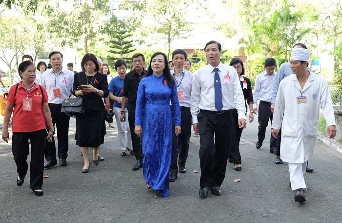 Sau buổi mít tinh, Bộ trưởng Bộ Y tế đã đến thăm BV Phạm Ngọc Thạch, nơi có những bệnh nhân lao nhiễm HIV đang được điều trị