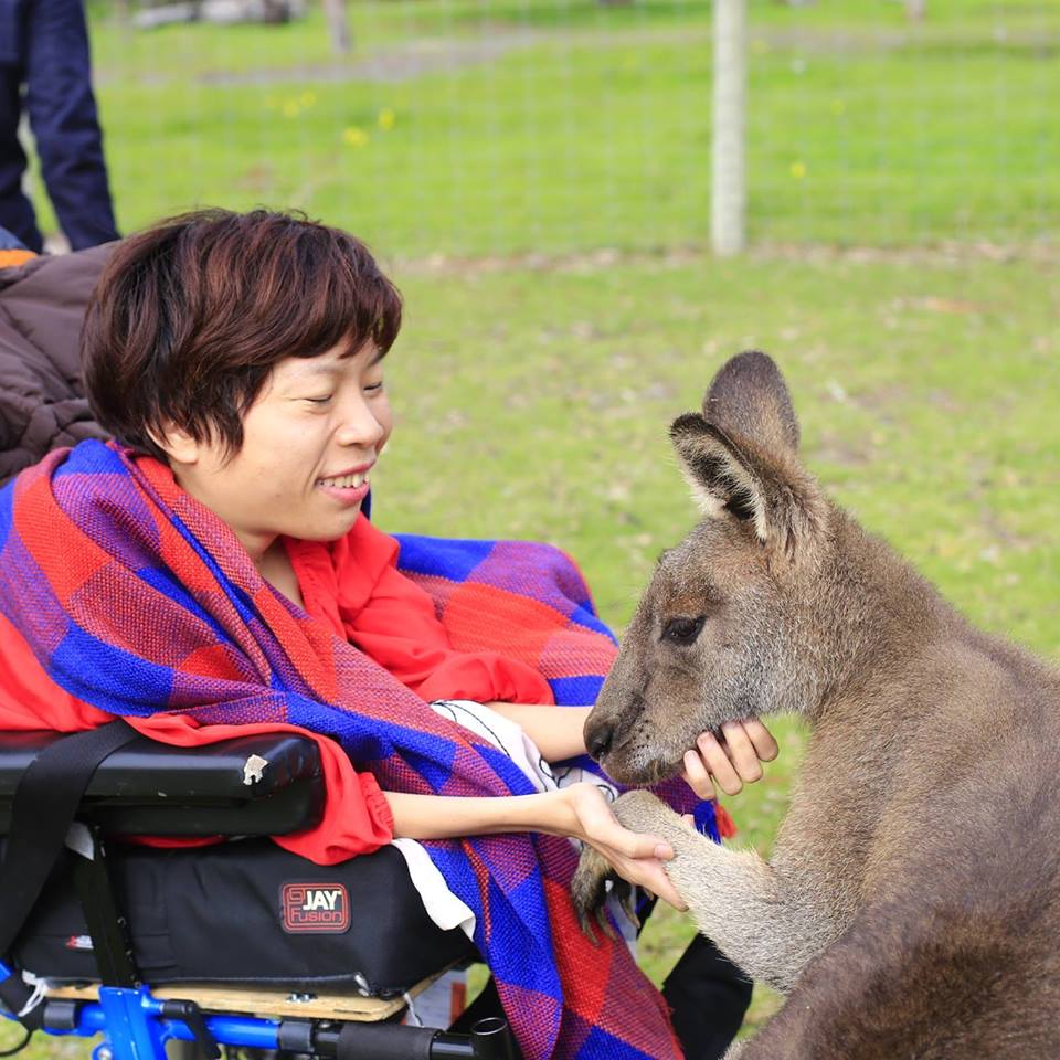 Cô gái mắc bệnh teo cơ tủy sống Nguyễn Thị Vân trong quá trình học tập ở Australia (Nguồn ảnh: Facebook Nhân vật)