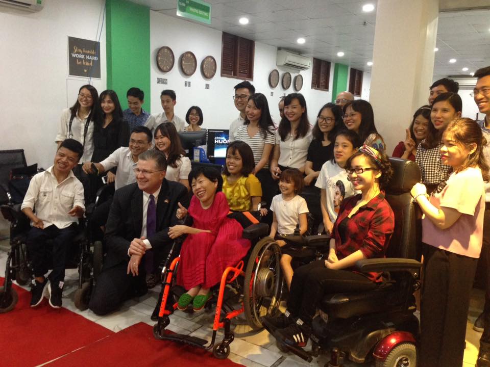 Đại sứ Hoa Kỳ Daniel Kritenbrink chụp ảnh cùng cô gái mắc bệnh teo cơ tủy sống Nguyễn Thị Vân, giám đốc Igmator chuyên về thiết kế đồ họa và đào tạo miễn phí đồ họa cho người khuyết tật