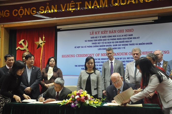 TS. Robert Redfield ký Bản ghi nhớ hợp tác giữa CDC Hoa Kỳ với Bộ Y tế Việt Nam