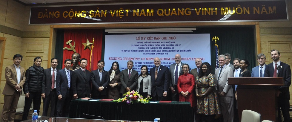 Bộ Y tế Việt Nam và CDC Hoa Kỳ chụp ảnh lưu niệm