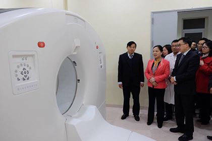 Bà Trần Thị Hà – Thứ trưởng Bộ Nội vụ, Trưởng Ban Thi đua – Khen thưởng Trung ương, Phó Chủ tịch Thường trực Hội đồng Thi đua – Khen thưởng Trung ương thăm trung tâm xạ trị của Bệnh viện K