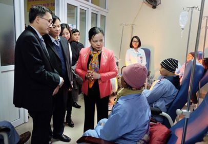 Trưởng Ban Thi đua – Khen thưởng Trung ương, Phó Chủ tịch Thường trực Hội đồng Thi đua – Khen thưởng Trung ương Trần Thị Hà hỏi thăm bệnh nhân và tặng quà bệnh nhi đang điều trị tại Bệnh viện K
