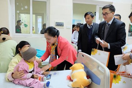 Trưởng Ban Thi đua – Khen thưởng Trung ương, Phó Chủ tịch Thường trực Hội đồng Thi đua – Khen thưởng Trung ương Trần Thị Hà hỏi thăm bệnh nhân và tặng quà bệnh nhi đang điều trị tại Bệnh viện K