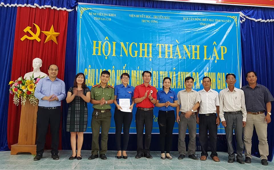 Ông Dương Đình Diện (Áo đỏ) - Phó trưởng ban thường trực BCD Vận động Hiến máu Tình nguyện - Chủ tịch Hội Chữ thập đỏ tỉnh Gia Lai trao Quyết định thành lập CLB Hiến máu dự bị TX Ayun Pa cho Ban Chủ nhiệm CLB.