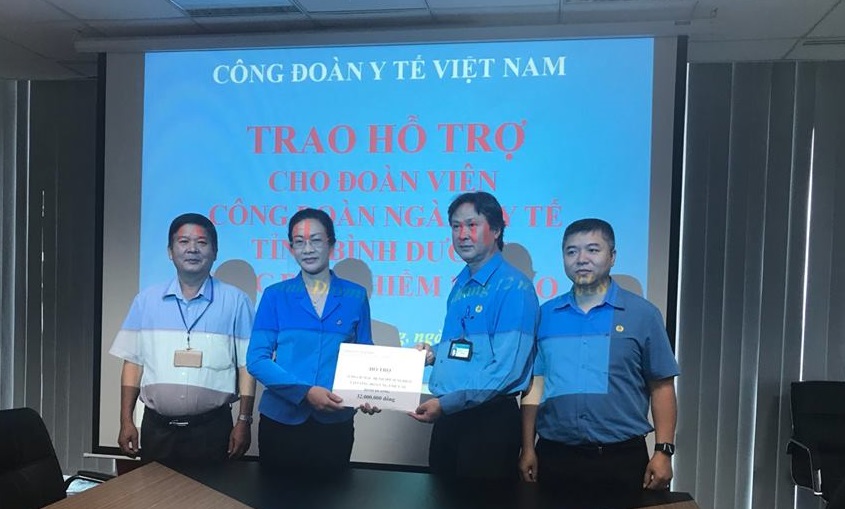 Công đoàn Y tế Việt Nam trao 32 suất quà cho công đoàn viên y tế Bình Dương mắc bệnh hiểm nghèo