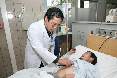 Theo dõi sức khỏe nạn nhân bị ngộ độc nấm tại Trung tâm Chống độc, Bệnh viện Bạch Mai. Ảnh: TM