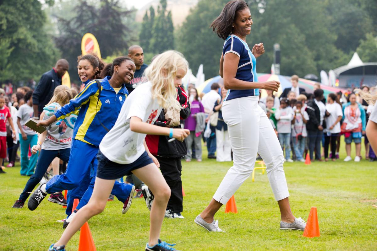 Michelle Obama tham gia thể thao cùng trẻ em Mỹ