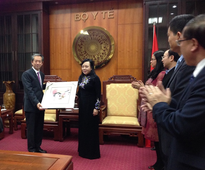 Đại sứ Trung Quốc Hùng Ba tặng quà lưu niệm cho Bộ trưởng Y tế Nguyễn Thị Kim Tiến