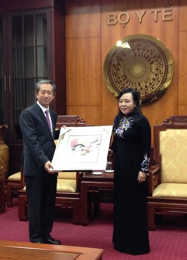 Đại sứ Trung Quốc Hùng Ba tặng quà lưu niệm cho Bộ trưởng Y tế Nguyễn Thị Kim Tiến