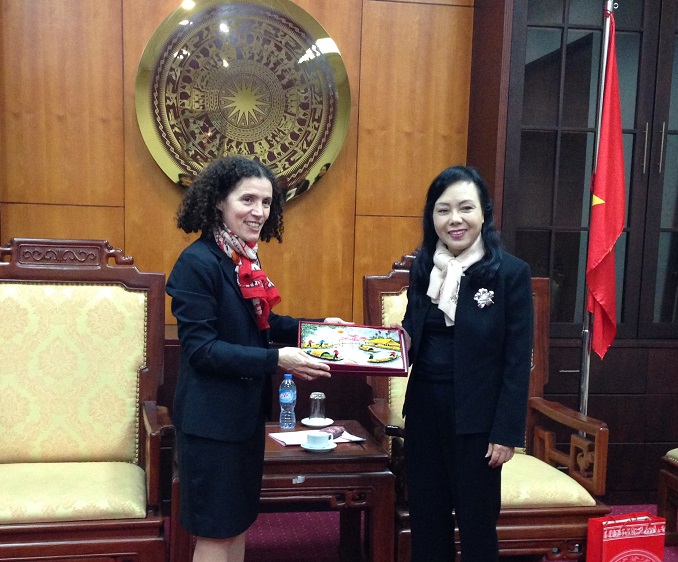 Bộ trưởng Y tế Nguyễn Thị Kim Tiến tặng quà lưu niệm cho Đại sứ Uruguay