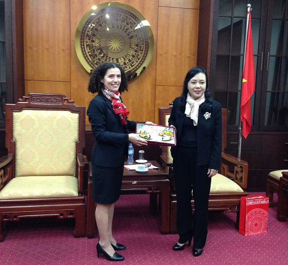 Bộ trưởng Y tế Nguyễn Thị Kim Tiến tặng quà lưu niệm cho Đại sứ Uruguay Rosario