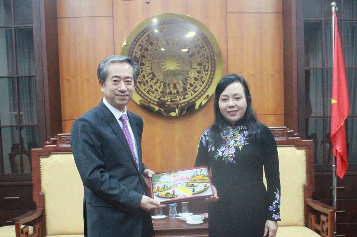 Bộ trưởng Y tế Nguyễn Thị Kim Tiến tặng quà lưu niệm cho Đại sứ Trung Quốc Hùng Ba
