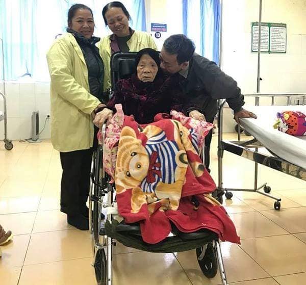 Cụ bà 103 tuổi gãy chân nguy kịch đã được xuất viện về với gia đình trong tình trạng ổn định