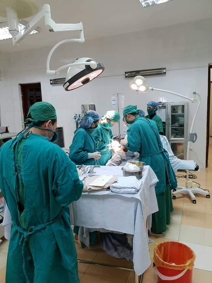 Các bác sĩ BVĐK Thạch Thất tiến hành ca phẫu thuật cứu sống mẹ liệt sỹ 103 tuổi gãy chân nguy kịch