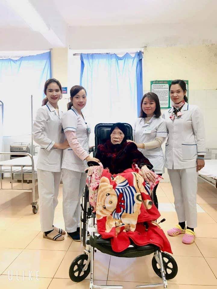 Mẹ liệt sỹ 103 tuổi chụp ảnh chung cùng đội ngũ nhân viên BVĐK Thạch Thất khi được ra viện
