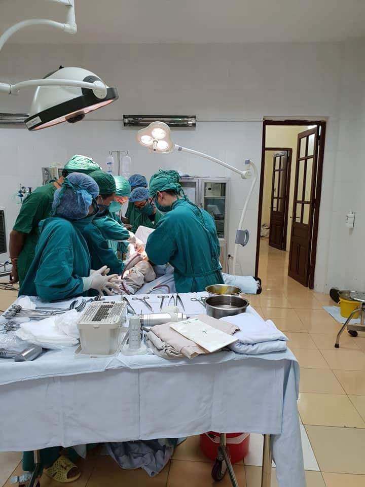 Lần đầu tiên bệnh viện tuyến huyện phẫu thuật, cứu sống bệnh nhân 103 tuổi bị gãy xương đùi