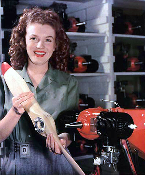 Marilyn Monroe được phát hiện tại dây chuyền lắp ráp máy bay