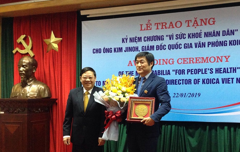 Thứ trưởng Bộ Y tế Nguyễn Viết Tiến trao Kỷ niệm chương Vì Sức khỏe Nhân dân cho Giám đốc KOICA 