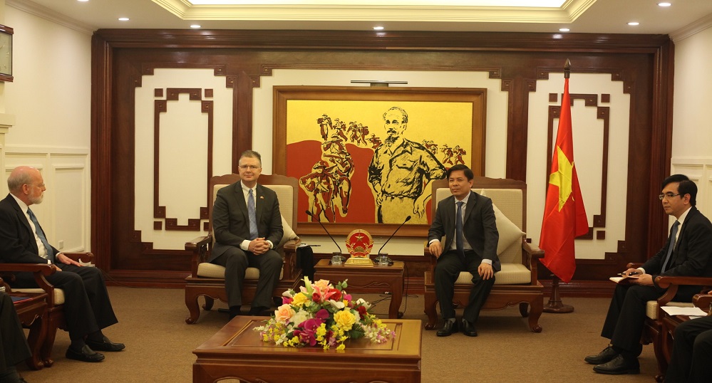 Đại sứ Hoa Kỳ tại Việt Nam Daniel J. Kritenbrink, Bộ trưởng Bộ Giao thông Vận tải Nguyễn Văn Thể và các đại biểu tại buổi gặp gỡ Đại sứ Hoa Kỳ tại Việt Nam Daniel J. Kritenbrink, Bộ trưởng Bộ Giao thông Vận tải Nguyễn Văn Thể và các đại biểu tại buổi gặp gỡ