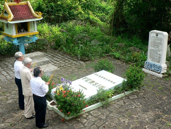 Tượng bác sĩ Yersin tại công viên mang tên ông ngay trên bờ biển Nha Trang và mộ Yersin tại Suối Dầu