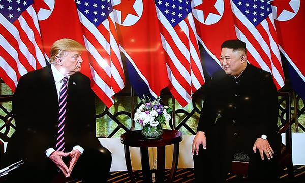 Tổng thống Mỹ Donald Trump và Chủ tịch Triều Tiên Kim Jong-un gặp gỡ chính thức ở Hà Nội