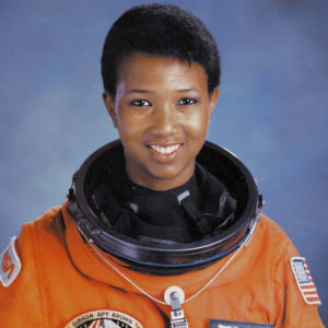 Bác sĩ Mae Jemison trở thành người phụ nữ Mỹ gốc Phi đầu tiên bay vào vũ trụ 
