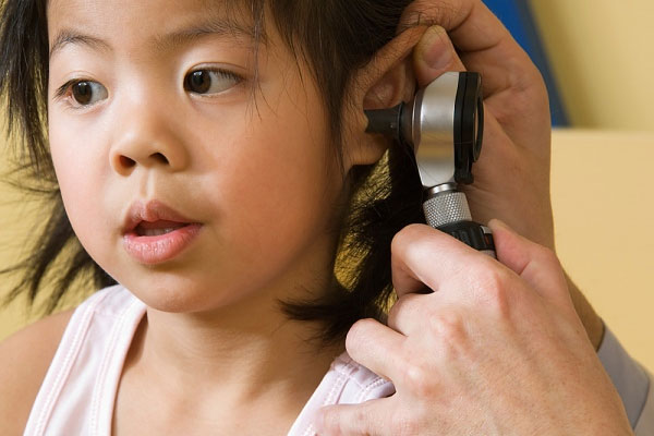 Đặt ống thông khí điều trị viêm tai giữa thanh dịch
