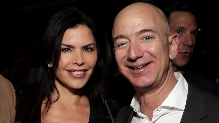 Lauren Sanchez (trái) và tỷ phú giàu nhất hành tinh Jeff Bezos (phải)