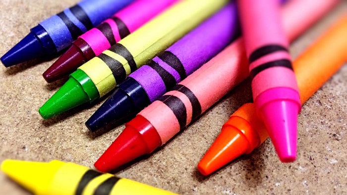 Màu vẽ hay bột nặn luôn là trò chơi lành mạnh đối với trẻ nhỏ, giúp các bé phát triển trí tuệ và khả năng sáng tạo
