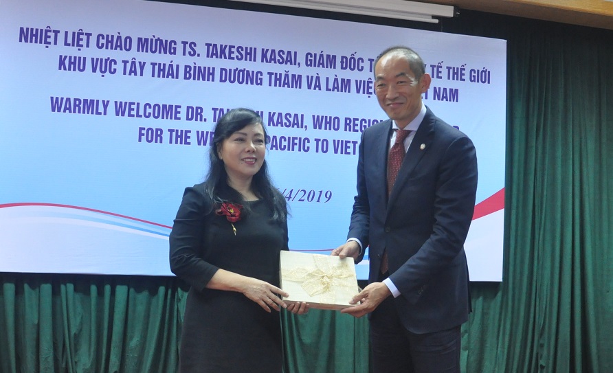 Bộ trưởng Y tế Nguyễn Thị Kim Tiến tặng quà lưu niệm cho TS. Takeshi Kasai, Giám đốc WHO Tây Thái Bình Dương